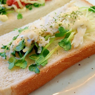 タルタルで　かいわれ大根とサラダチキンのトースト